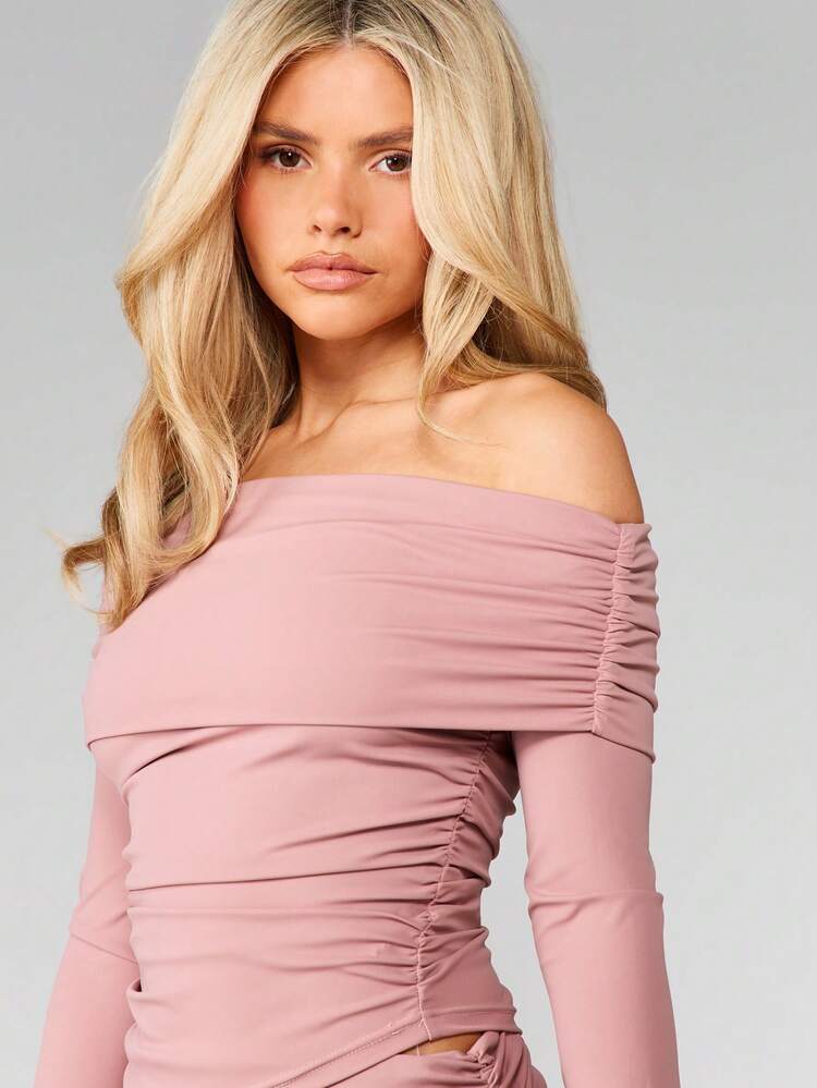 MISSGUIDED Top typu bardot z odkrytymi ramionami, marszczeniami i długim rękawem oraz asymetrycznym dołem