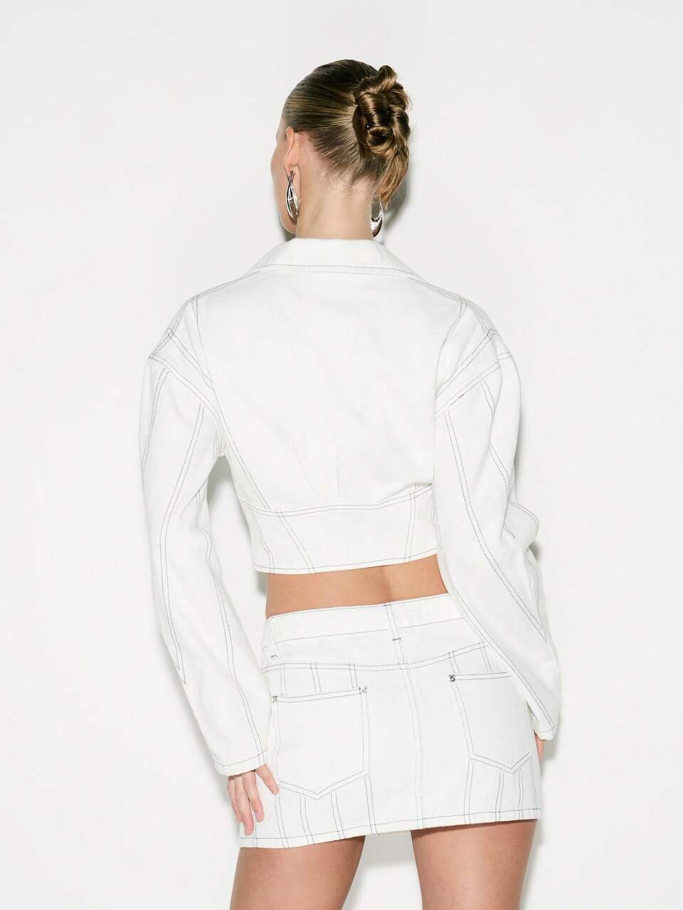 Chaqueta corta de mezclilla blanca con detalle de hombreras de pespunte, cierre frontal con cremallera, manga larga para otoño e invierno