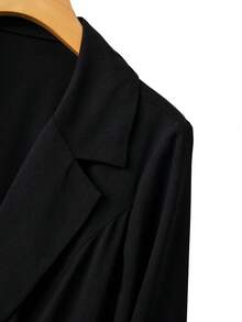 GlowEve CURVE 大码女士优雅纯色翻领单排扣外套搭配花卉提花A字裙套装，适合返校、毕业典礼、情人节、音乐节、母亲节、万圣节、感恩节、复活节、国庆节、晚宴、约会派对、婚礼季、户外郊游等场合。 - 黑色 - 查看 7