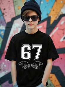 KID002|Navidad|Camiseta de manga corta con cuello redondo para niños|Para niños de 4 a 15 años|Enviado desde México|Suave y amigable con la piel|Temporada de regreso a clases|Elegante y versátil|Adecuado para uso diario y de regreso a la escuelaCamiseta de niño con el número 67 y ilustración de manos, estilizada y atractiva para el día a día - Negro - Ver 1