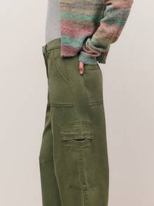Nöista Barrel Pants With Pockets On Sides. Loose Fit And Straight Leg, Green Color And 6 Pockets, Casual Outfit For Spring Summer.