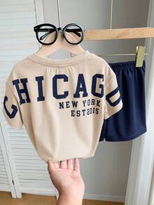 SHEIN Set de 2 piezas de top de manga corta con gráfico de letras y pantalones cortos de cintura elástica, estilo coreano casual y lindo para bebé niño en verano