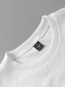 Manfinity CasualCool 男士双色几何压纹短袖圆领T恤，休闲百搭，适合度假、居家、运动、户外、派对等场合，简约百搭，面料舒适，自穿或送礼皆宜。 - 白色 - 查看 3