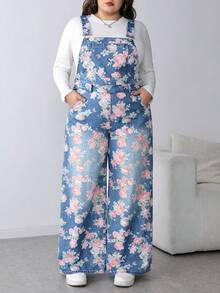 SHEIN CURVE+ Áo liền quần yếm dáng rộng in hoa, có túi, đa năng, thích hợp cho mùa xuân hè, ngày lễ tình nhân, lễ hội, đi làm, nghỉ mát, tốt nghiệp, phong cách Y2K, dễ thương, thời trang đường phố, dự tiệc, đám cưới, thanh lịch, công sở, thường ngày, dành cho phụ nữ có thân hình đầy đặn. Áo liền quần denim dáng rộng in hoa có túi dành cho nữ. - Màu xanh lam - Xem 4