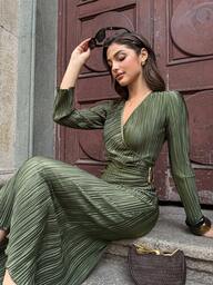 Firerie Elegancka, minimalistyczna, codzienna sukienka do pracy, oliwkowozielona, plisowana, teksturowana, z długim rękawem, dekoltem w serek, zdobiona metalowymi guzikami, dopasowana, bardzo długa, sukienka jesienno-zimowa, zielona, sukienki codzienne, sukienka na zakończenie szkoły, sukienka zimowa