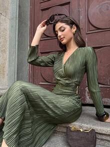 Firerie Vestido feminino elegante e minimalista para uso diário, na cor verde-oliva, com pregas em tecido texturizado, mangas compridas, decote em V transpassado e detalhes em botões metálicos. Ideal para outono/inverno. Perfeito para ocasiões casuais, formaturas e eventos de inverno. - Verde Azeitona - Ver 5