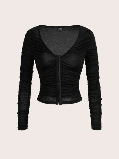 TypaGal Una blusa elegante para mujer con textura fruncida y escote en V profundo - una pieza favorecedora para blusas formales o alternativas de vestidos formales para mujer.