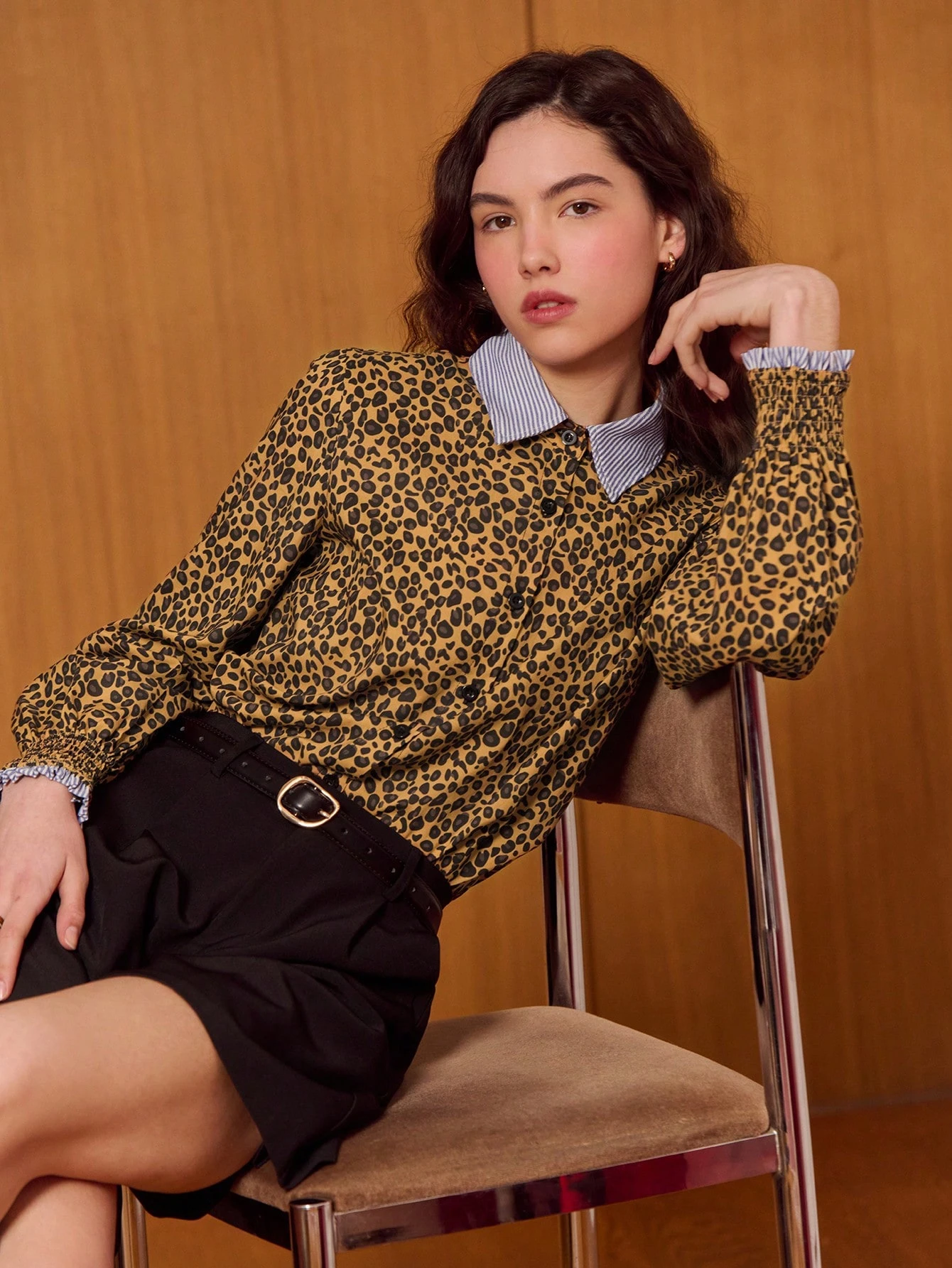 Camicetta con bottoni a stampa leopardata con dettagli a righe a contrasto e polsini smockati