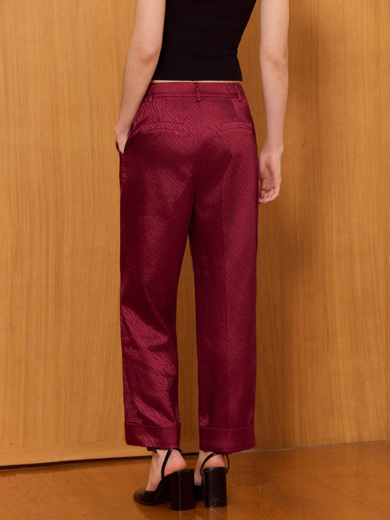 Burgunderrote Satinhose mit Zebra-Textur, taillierter Schnitt und abgesteppter Saum für einen eleganten Tag-zu-Nacht-Look