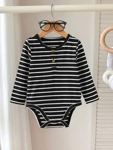 SHEIN Barboteuse rayée noire et blanche de style universitaire décontracté, convenant aux nouveau-nés garçons/filles. Douce et confortable, adaptée pour le printemps/l'été, pour l'intérieur et l'extérieur