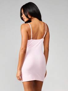 MISSGUIDED 浅粉色荷叶边V领睡衣迷你连衣裙，正面蝴蝶结系带，可调节肩带，修身睡裙 - 粉色 - 查看 2