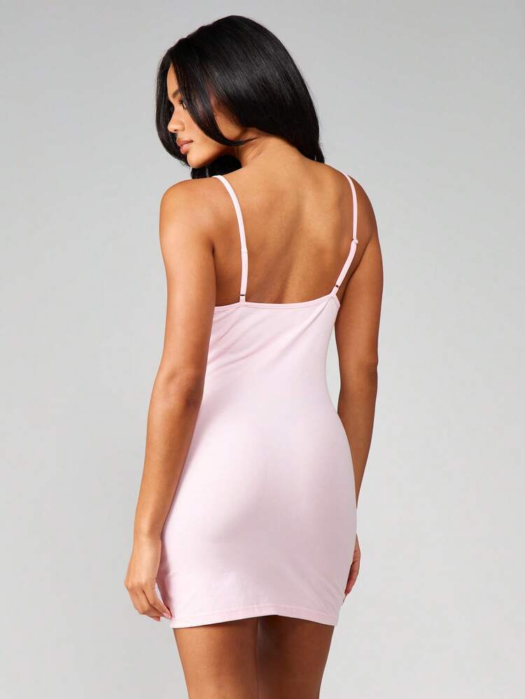 MISSGUIDED Robe de nuit mini ajustée avec détails volantés, col en V, nœud papillon à l'avant et bretelles réglables. Couleur rose pâle.