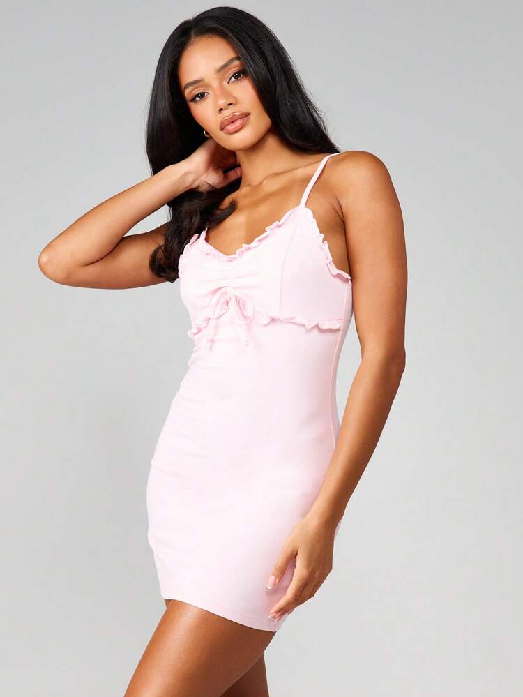 MISSGUIDED Robe de nuit mini ajustée avec détails volantés, col en V, nœud papillon à l'avant et bretelles réglables. Couleur rose pâle.