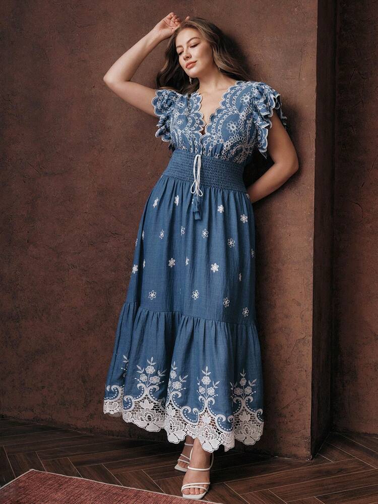 Robe maxi grande taille avec empiècements en dentelle brodée vintage, col V, manches courtes et taille cintrée. Convient pour la Saint-Valentin, la Journée de la femme, la Fête des mères, les anniversaires, les fêtes et les vacances