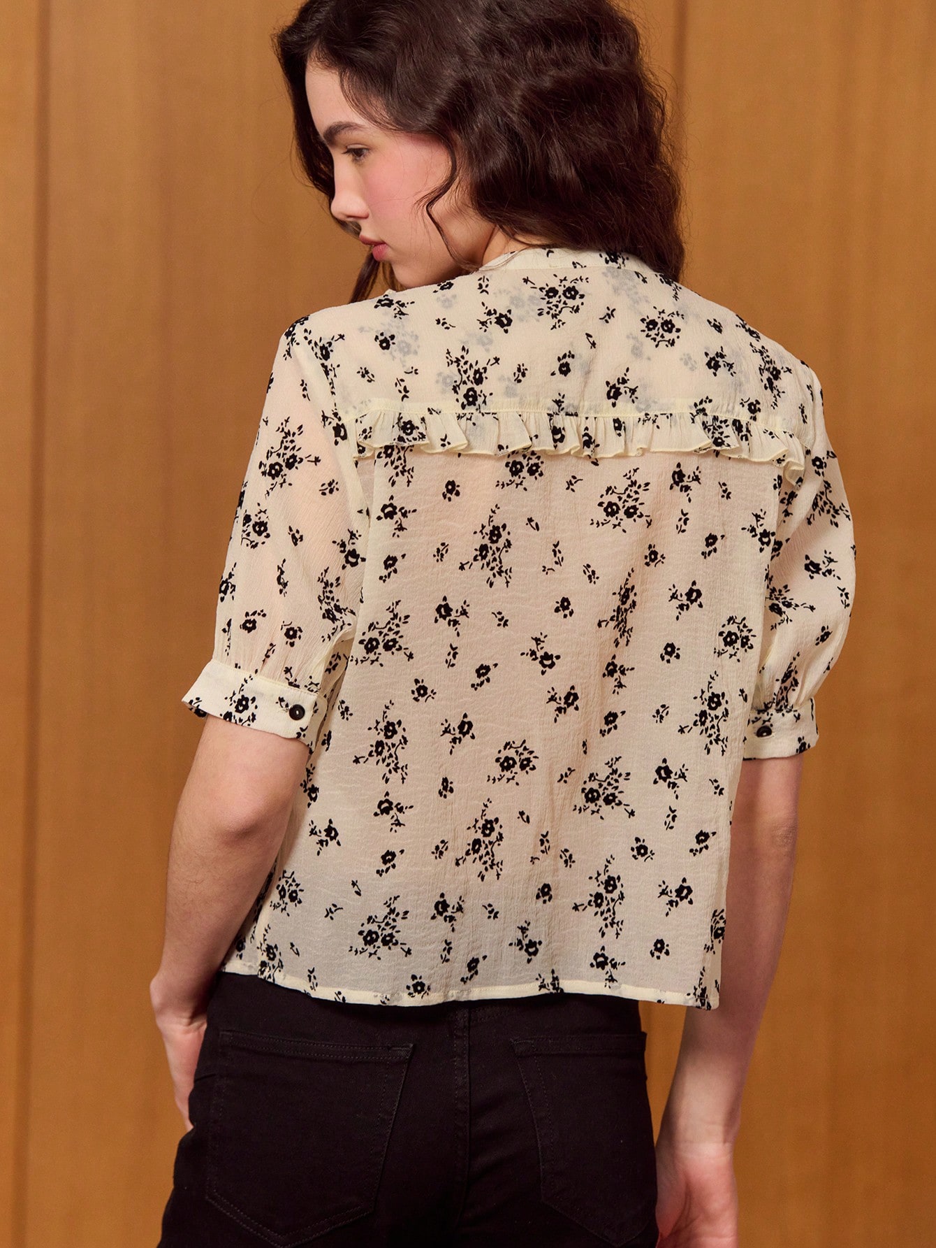 Romantische weiße Bluse mit Blumenrüschen und schicken Details