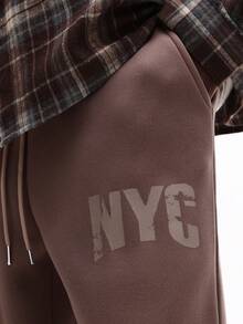 SUMWON Pantaloni della tuta a gamba ampia con stampa NYC e dettagli grafici in stile urban street, per un look casual e comodo per l'inverno - Castano - Visualizzare 6