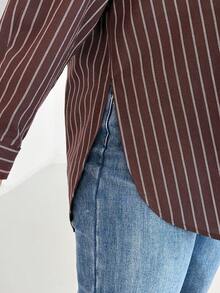 SHEIN Essnce Camisa holgada de botones a rayas marrones, de estilo sencillo, versátil y cómoda para uso diario, ideal para mujeres de talla grande. Camisa informal y suelta, perfecta para el trabajo en primavera. - Marrón - Ver 7