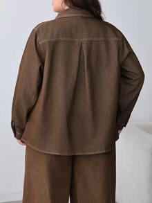SHEIN CURVE+ 大码休闲日常纽扣贴袋落肩宽松牛仔衬衫，适合冬季、春季、圣诞节、新年、感恩节、通勤、度假、毕业典礼等场合，兼具时尚、Y2K风格、可爱、街头风、派对、婚礼、优雅、商务休闲等多种穿搭风格。棕色牛仔衬衫，百搭休闲通勤，简约百搭。 - 棕色 - 查看 2