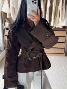 Siren Gaze 女士棕色麂皮短款风衣外套，配腰带、翻领和系带，复古时尚外套，秋冬街头风 - 咖啡棕 - 查看 3