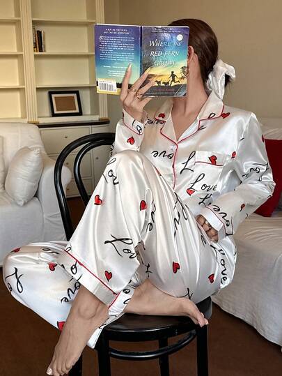 SHEIN Conjunto de pijama de manga larga con cuello de solapa y estampado de letras y corazones de seda sintética