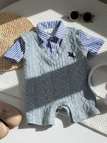 SHEIN 新生儿男女宝宝撞色蓝条纹短袖针织连体衣，舒适百搭时尚休闲装，适合室内、室外、日常、运动、玩耍、派对、拍照、度假等场合。