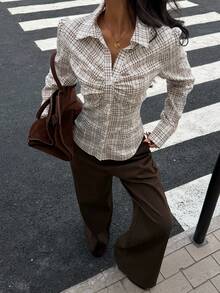 Siren Gaze Áo sơ mi nữ dáng ôm kẻ caro phong cách retro Mỹ, có xếp ly phía trước và ôm eo tạo dáng thon gọn, tay dài, phù hợp cho công sở, mặc thường ngày, trang phục mùa tựu trường, áo sơ mi nữ mùa xuân, áo sơ mi công sở nữ. - Màu Khaki - Xem 6