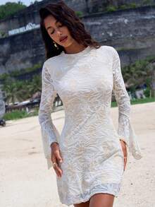 Opulessa 女士花卉提花喇叭袖时尚迷你连衣裙，适合度假穿着 - 白色 - 查看 1