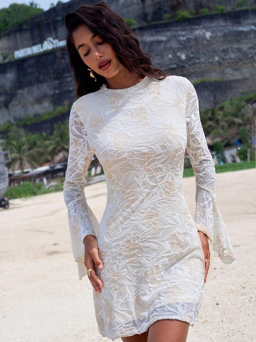 Opulessa 女士花卉提花喇叭袖时尚迷你连衣裙，适合度假穿着 - 白色 - 查看 1