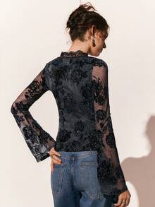 Poéselle 女士黑色花卉蕾丝网纱深V领上衣 – 透视长喇叭袖深V领上衣，适合夜间外出和派对造型。黑色蕾丝上衣，透视网纱衬衫，深V领上衣，花卉刺绣蕾丝，哥特浪漫风格，晚宴外出撞色蕾丝深V领长袖修身性感上衣，春季情人节。 - 黑色 - 查看 7