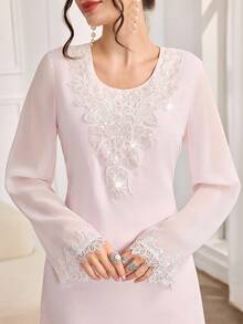 Al Najma 女士优雅、奢华、精致的日常/通勤连衣裙，饰有刺绣、亮片、仿亮片、蕾丝拼接细节，粉色阿拉伯风格 - 淺粉色 - 查看 6