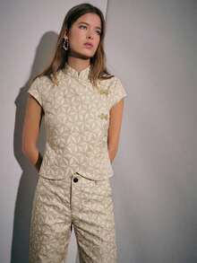 Nöista Ensemble top à manches courtes avec motif géométrique et pantalon large avec boutons chinois détaillés ; un ensemble coordonné de deux pièces adapté aux tenues de vacances de printemps, aux ensembles sur mesure, aux looks élégants ; approprié pour les tenues d'été, les tenues de vacances de printemps, les événements élégants. - Champagne - Voir 5