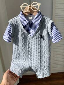 SHEIN 新生儿男女宝宝撞色蓝条纹短袖针织连体衣，舒适百搭时尚休闲装，适合室内、室外、日常、运动、玩耍、派对、拍照、度假等场合。