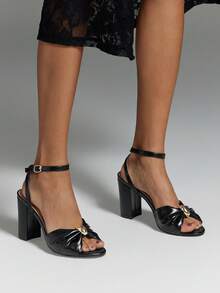 SHUZIA Sandálias femininas #CityMuse com bico aberto, detalhe plissado em nó, ferragens douradas e salto bloco preto em PU – Elegantes, sofisticadas e perfeitas para festas. - Preto - Ver 2