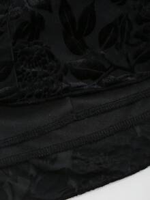 Sweetra 女士新款复古优雅酒红色假日派对及日常百搭天鹅绒花卉拼接缎面露背系带方领收腰无袖连衣裙 - 黑色 - 查看 6