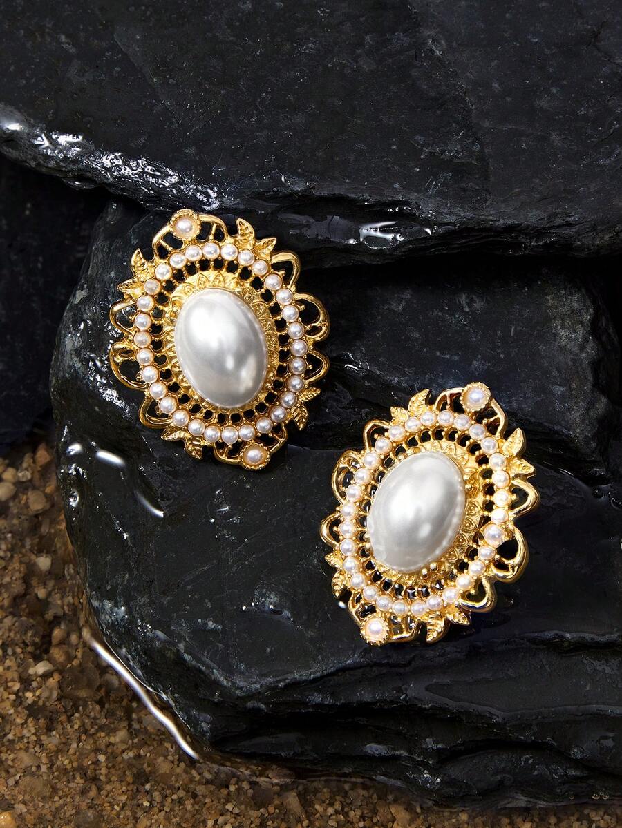 Opalesca Boucles d'oreilles florales vintage élégantes et à la mode en or 18 carats, creuses et ornées de clous. Accessoires de tenue, de mariage/mariée, de bijoux occidentaux, de style féerique/fée, de perle, d'automne/hiver, pour maman/femme/fille/mère, élégantes - Doré - Voir 1