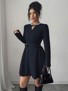 Elenzga 女士秋冬针织弹力修身圆领镂空珍珠镶钻肩长袖褶皱A字蝴蝶结派对时尚节日圣诞优雅迷你连衣裙 - 藏蓝色 - 查看 5