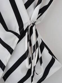 Franclia 女士春夏休闲两件套，宽条纹系带衬衫+纽扣装饰斜插口袋阔腿裤，经典黑白两件套，打造精致通勤职场造型。无袖黑白条纹上衣，配有可调节系带，V领交叉设计，搭配高腰阔腿裤。实用、简洁、简约、高级，适合通勤、日常、夏季、派对、海滩、约会、毕业典礼、商务、都市教师等场合。 - 彩色 - 查看 3