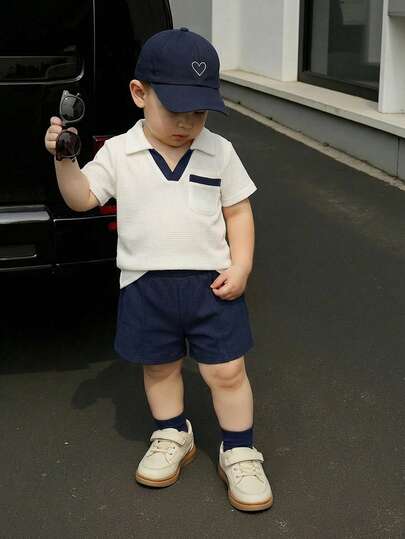 SHEIN Set de 2 piezas de camisa tipo polo y pantalones cortos casuales para niños pequeños, de moda y cómodos, adecuados para salidas diarias y vacaciones, conjunto de ropa de niño, verano