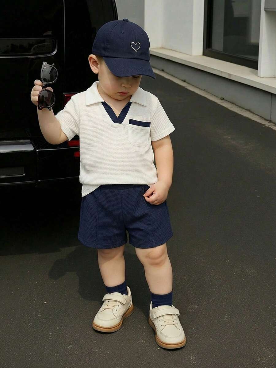 SHEIN 男嬰海軍藍白配色夏季休閒親子套裝 2件組 短袖 Polo 衫與短褲套裝 學院風水手制服造型 - 白色 - 查看 1