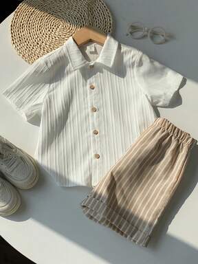 SHEIN 2 st. Young Boys Casual College Enfärgad Vit Hålstickad Mjuk Rund Halsad Kortärmad Kofta Topp Och Kontrast Khaki Muddad Fåll Bekväma Shorts, Lämplig För Vår/Sommar, Vardagskläder, Skola, Resor, Semester, Fest