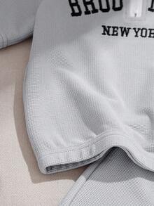 两件套针织华夫格纹理半拉链前开襟刺绣英文文字短袖上衣和短裤，时尚休闲日常穿着