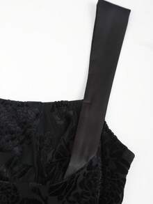 Sweetra 女士新款复古优雅酒红色假日派对及日常百搭天鹅绒花卉拼接缎面露背系带方领收腰无袖连衣裙 - 黑色 - 查看 4