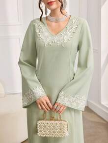Al Najma 女士优雅V领贴花拼接喇叭袖系腰长款阿拉伯风格连衣裙 - 綠色 - 查看 1