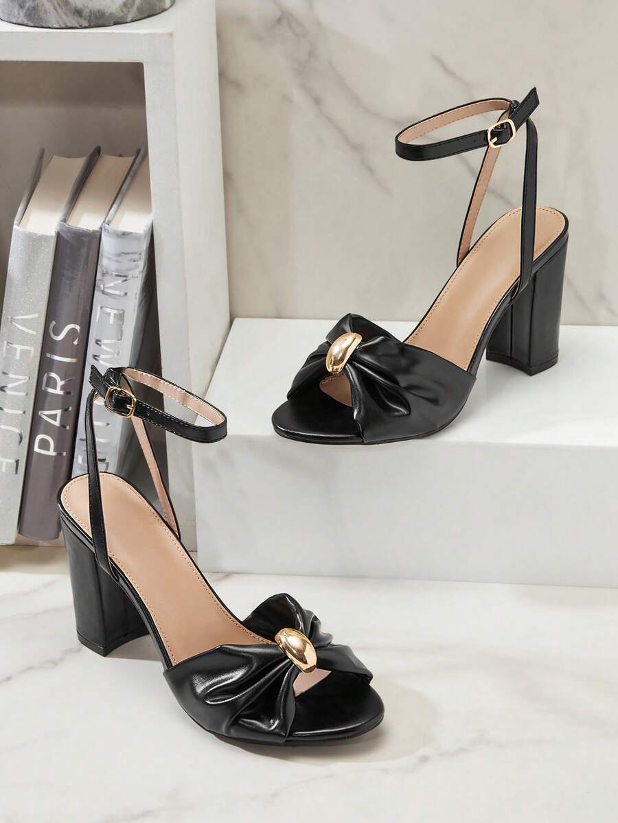 SHUZIA Sandálias femininas #CityMuse com bico aberto, detalhe plissado em nó, ferragens douradas e salto bloco preto em PU – Elegantes, sofisticadas e perfeitas para festas. - Preto - Ver 1