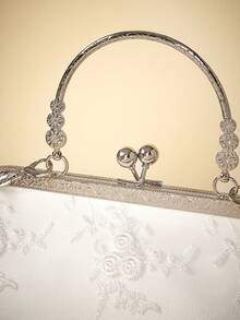 Travachic Bolso de mano con cadena de encaje de flores encantadoras blancas para mujer, de material suave, bolso de hombro perfecto para fiestas, bodas, graduaciones, cenas, combinando con vestidos de novia, vestidos formales, vestidos de graduación, vestidos de cumpleaños - Blanco - Ver 4