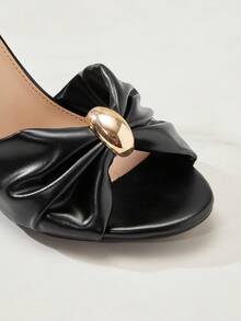 SHUZIA Sandálias femininas #CityMuse com bico aberto, detalhe plissado em nó, ferragens douradas e salto bloco preto em PU – Elegantes, sofisticadas e perfeitas para festas. - Preto - Ver 7
