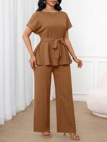 SHEIN Lady 女士纯色休闲优雅通勤提花面料两件套，宽松腰身A字下摆，短袖上衣搭配宽松直筒裤，适合春、夏、秋季穿着，可作度假装、女士办公室装、返校装、教堂装、外出装、机场通勤装等。 - 卡其色 - 查看 3