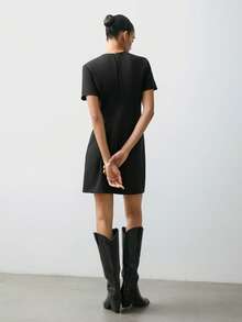 Maija Đầm ngắn tay màu trơn dành cho nữ, điểm nhấn là thiết kế khóa kim loại, thể hiện sự thanh lịch và thời trang. Kiểu dáng ôm sát tôn lên vóc dáng phái nữ, màu đen cổ điển rất dễ phối đồ, phù hợp làm trang phục dự đám cưới, dự tiệc sinh nhật hoặc các dịp trang trọng khác nhau. Chi tiết khóa kim loại tạo thêm nét cá tính riêng, giúp người mặc tự tin tỏa sáng trong mọi buổi họp mặt và sự kiện. - màu đen - Xem 2