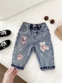 SHEIN 男婴休闲柔软可爱泰迪熊印花破洞蓝色锥形牛仔裤，适合秋冬春夏穿着，秋冬日常穿着、街头风、圣诞节、新年、感恩节等场合，时尚系列，冬季牛仔裤，牛仔裤，保暖牛仔裤，夏季牛仔裤，印花牛仔裤，休闲款，刺绣牛仔裤 - 淺色水洗藍 - 查看 6