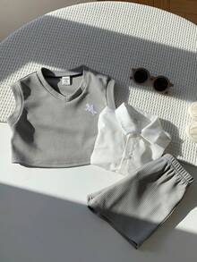 SHEIN 男婴灰色无袖背心、白色短袖开衫和休闲短裤三件套，男士休闲套装，适合上学、外出和居家穿着，春夏皆宜。 - 灰色 - 查看 5